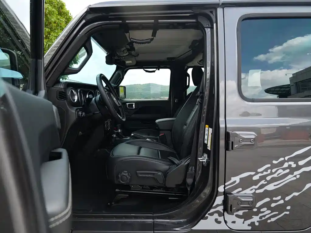 Jeep Wrangler — фото 10