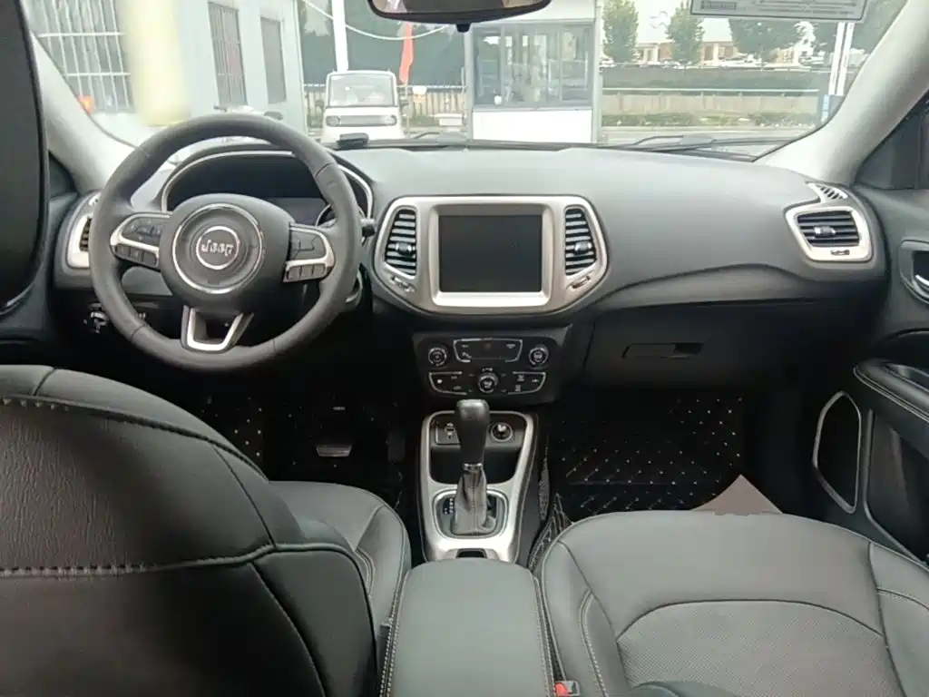Jeep Compass — фото 10