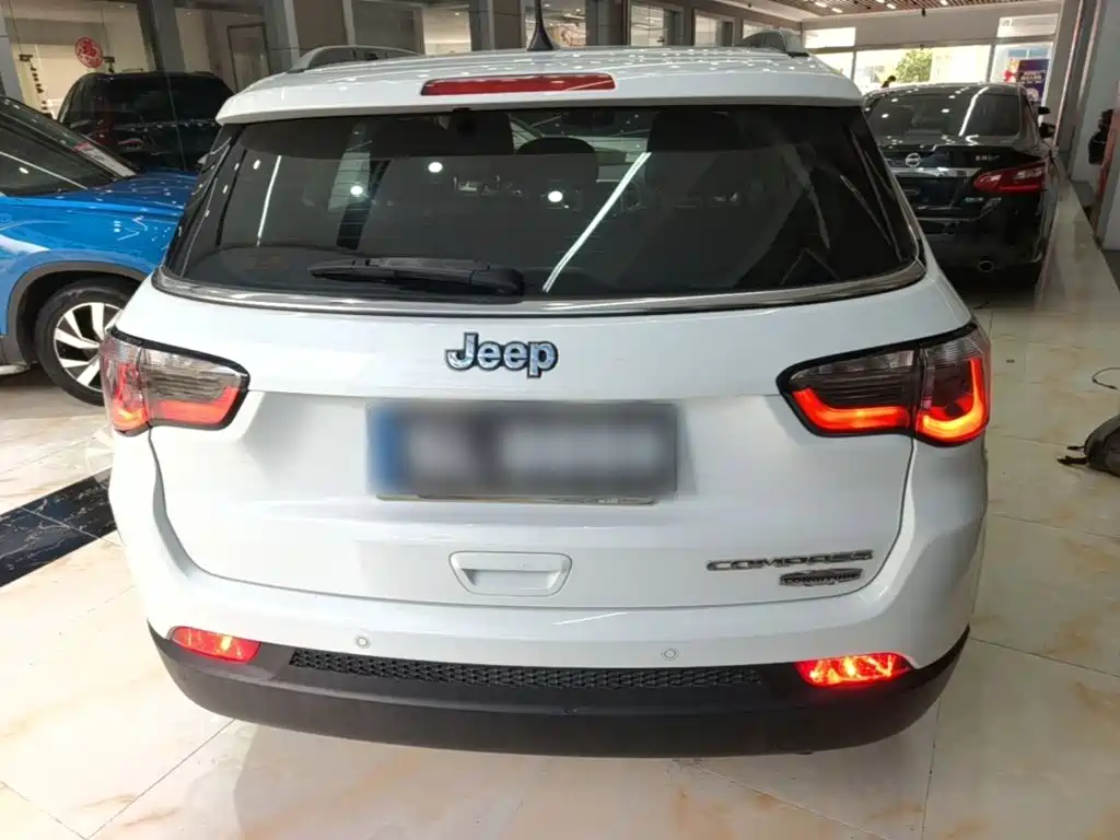 Jeep Compass — фото 6