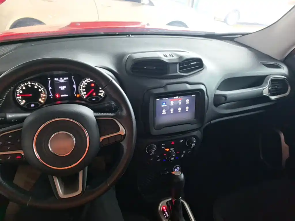 Jeep Renegade — фото 10
