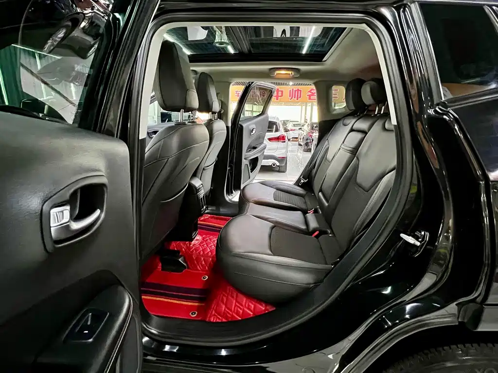 Jeep Compass — фото 13