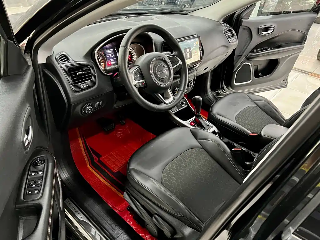 Jeep Compass — фото 10