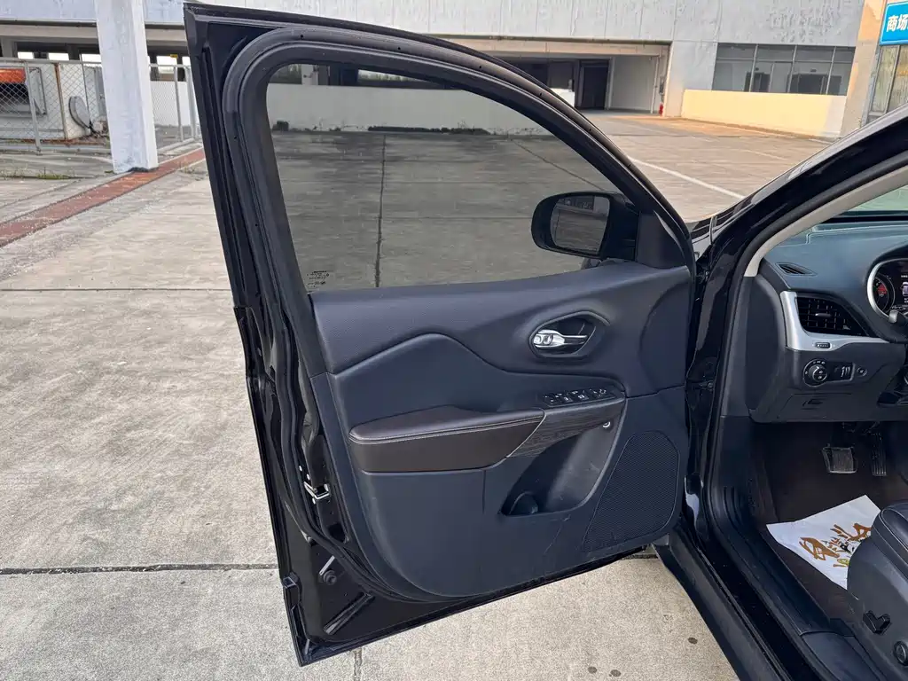 Jeep Cherokee — фото 6