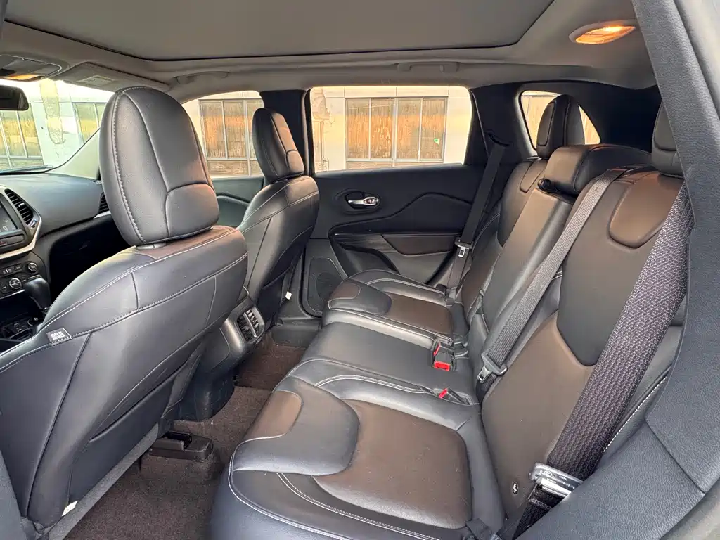 Jeep Cherokee — фото 9