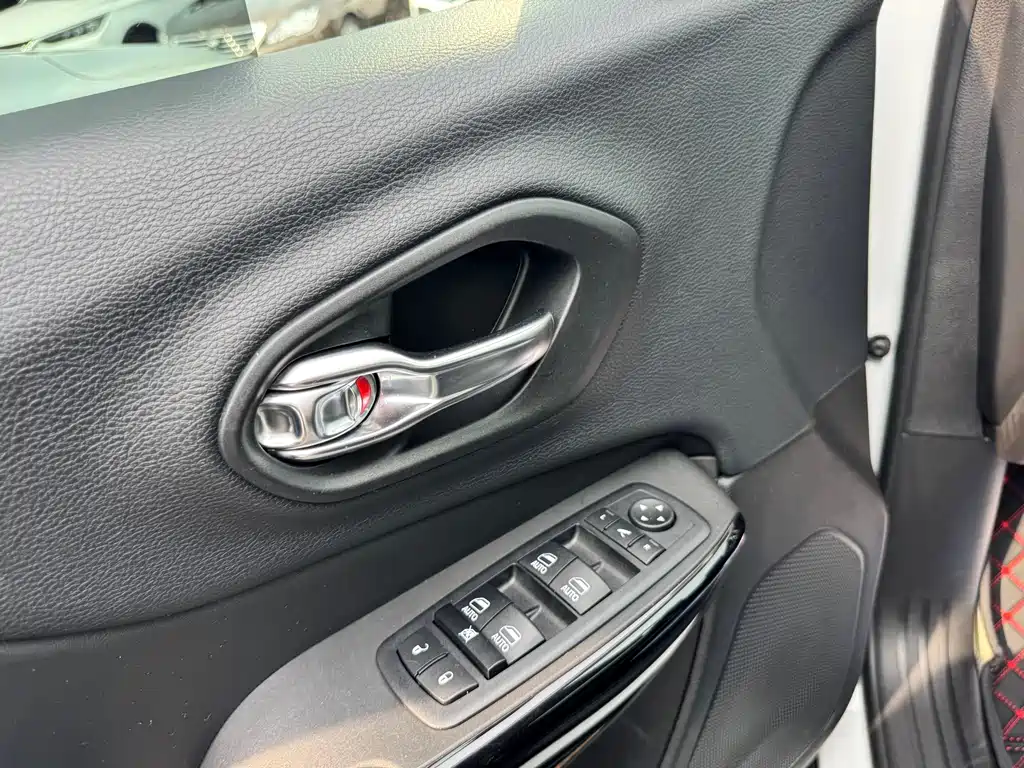 Jeep Cherokee — фото 4
