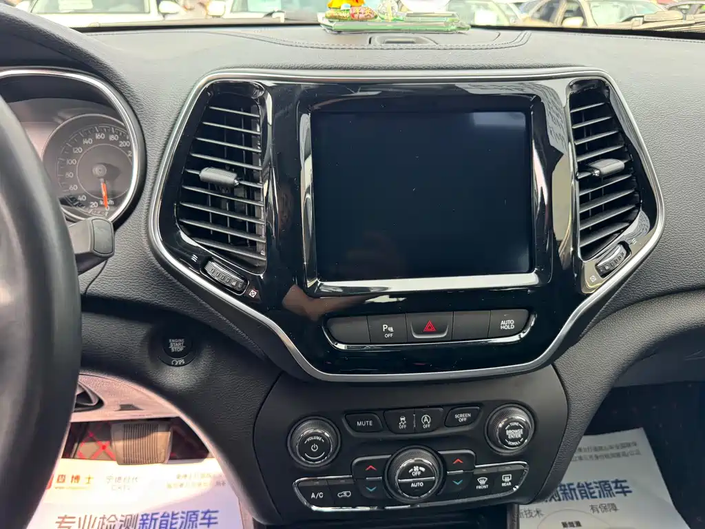 Jeep Cherokee — фото 7