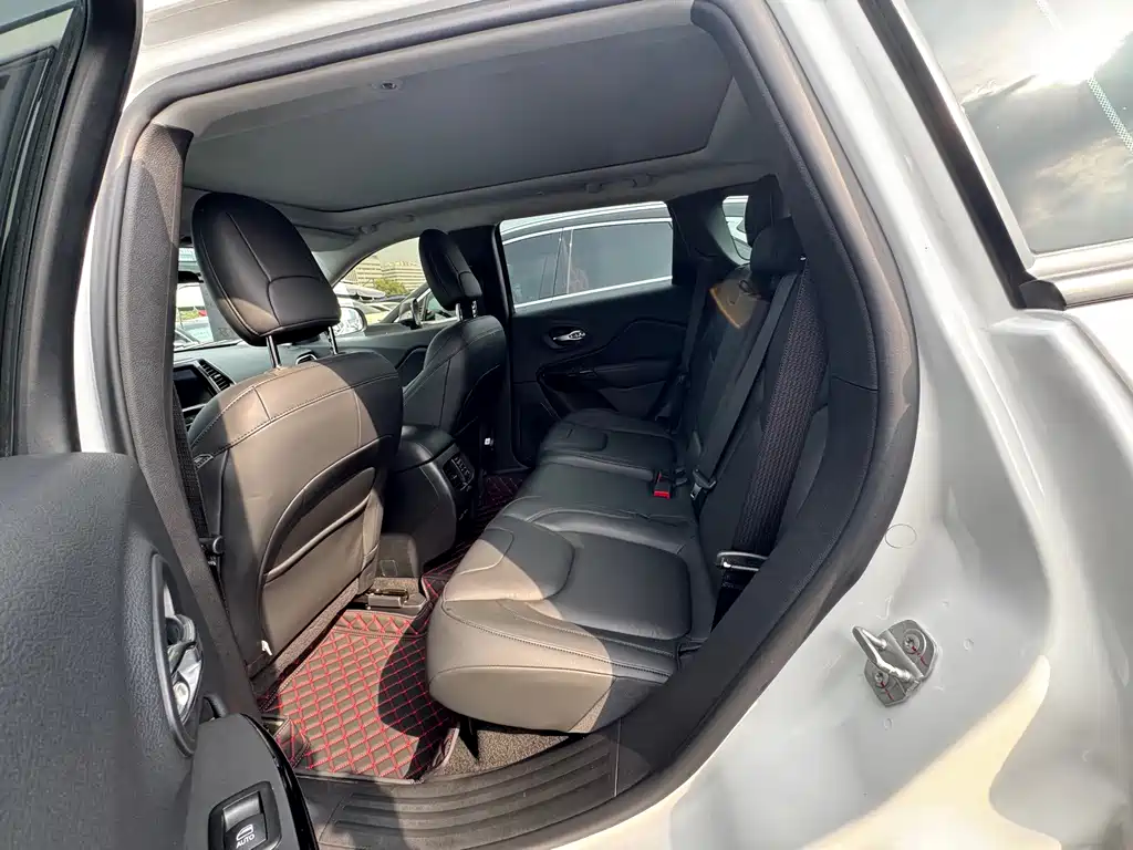 Jeep Cherokee — фото 9