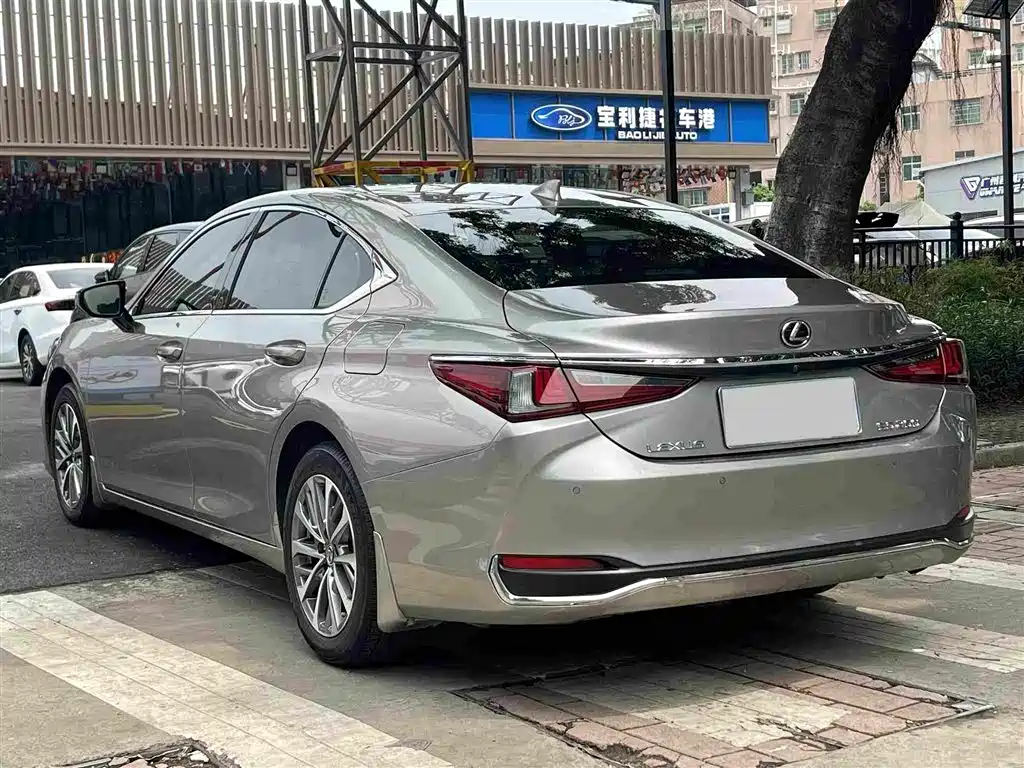 Lexus ES — фото 7