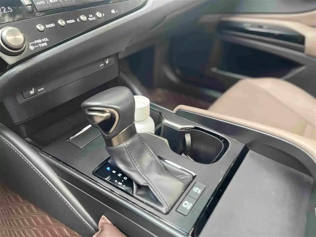 Lexus ES — фото 10