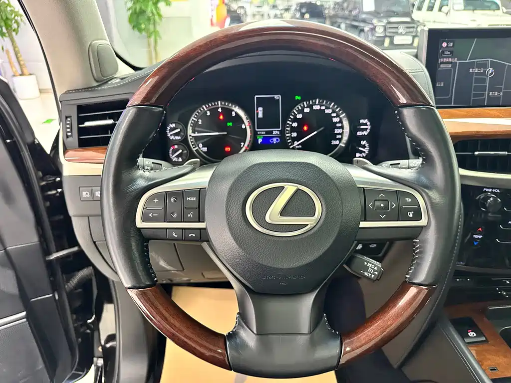 Lexus LX — фото 16