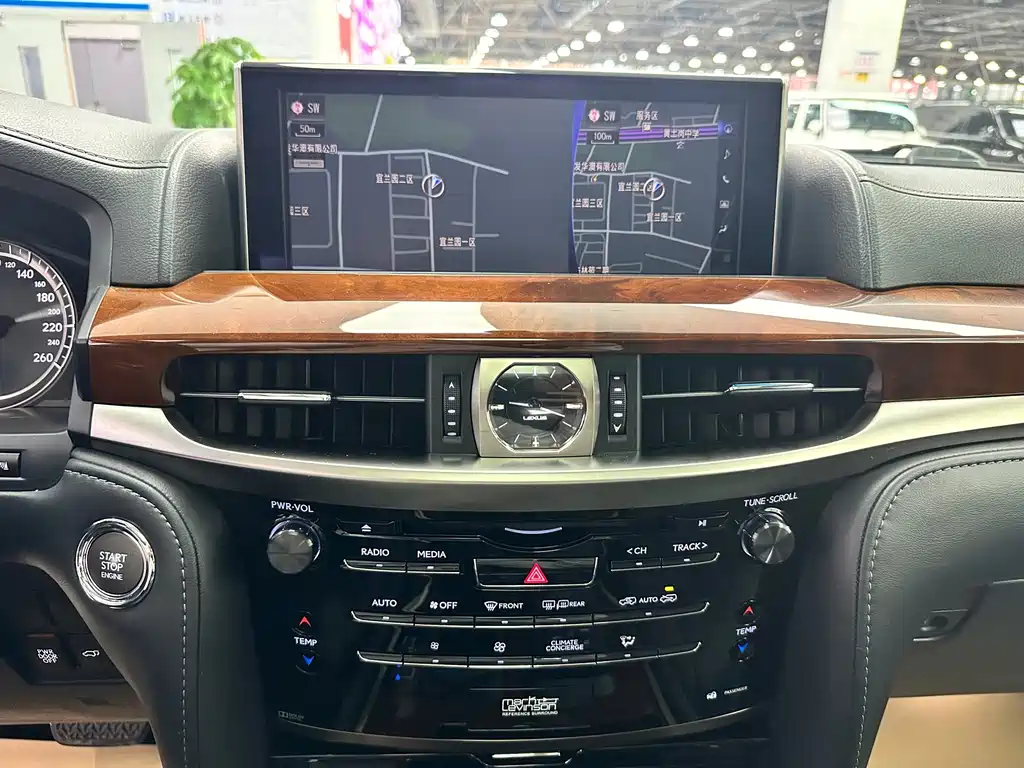 Lexus LX — фото 17