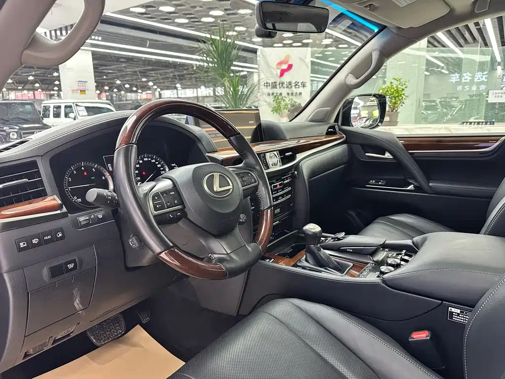 Lexus LX — фото 8