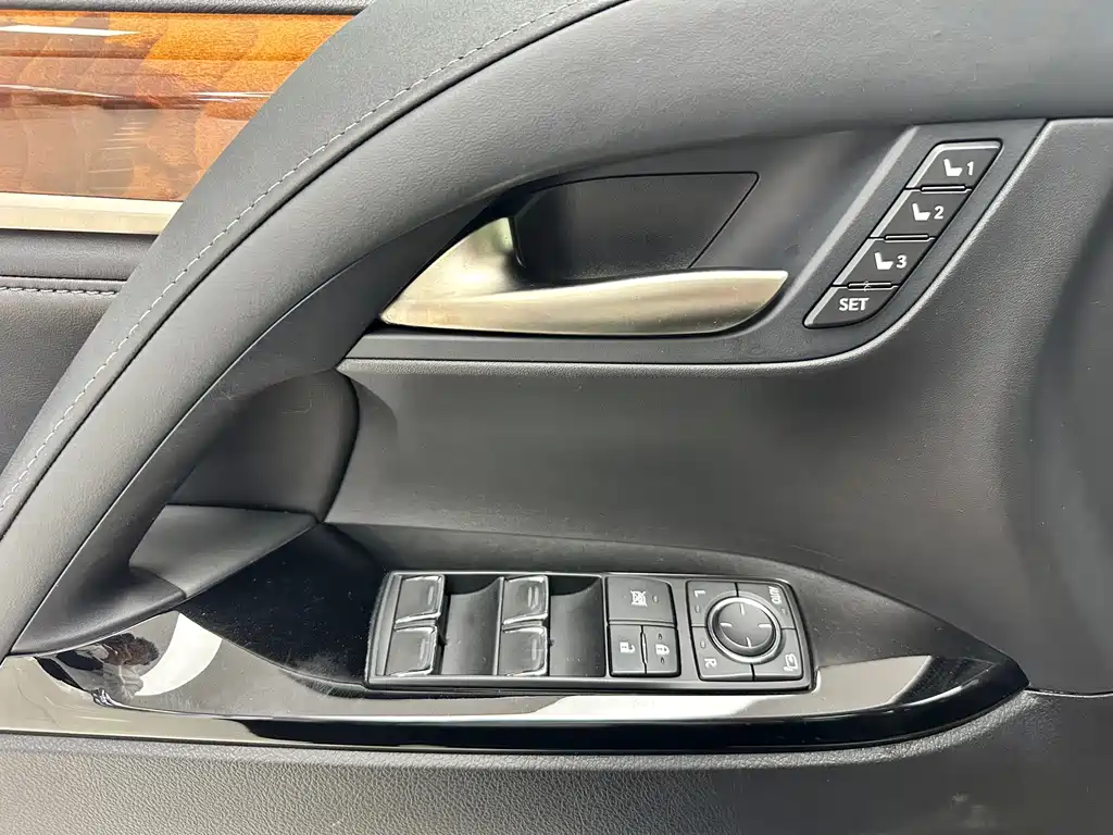 Lexus LX — фото 9