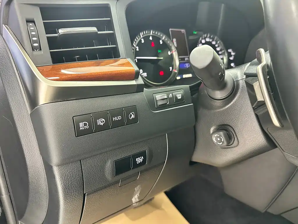 Lexus LX — фото 10