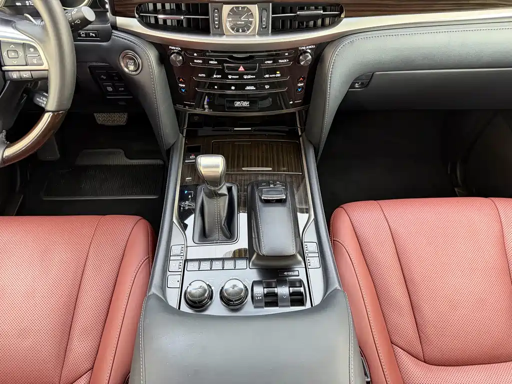 Lexus LX — фото 17