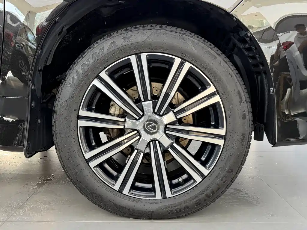 Lexus LX — фото 24