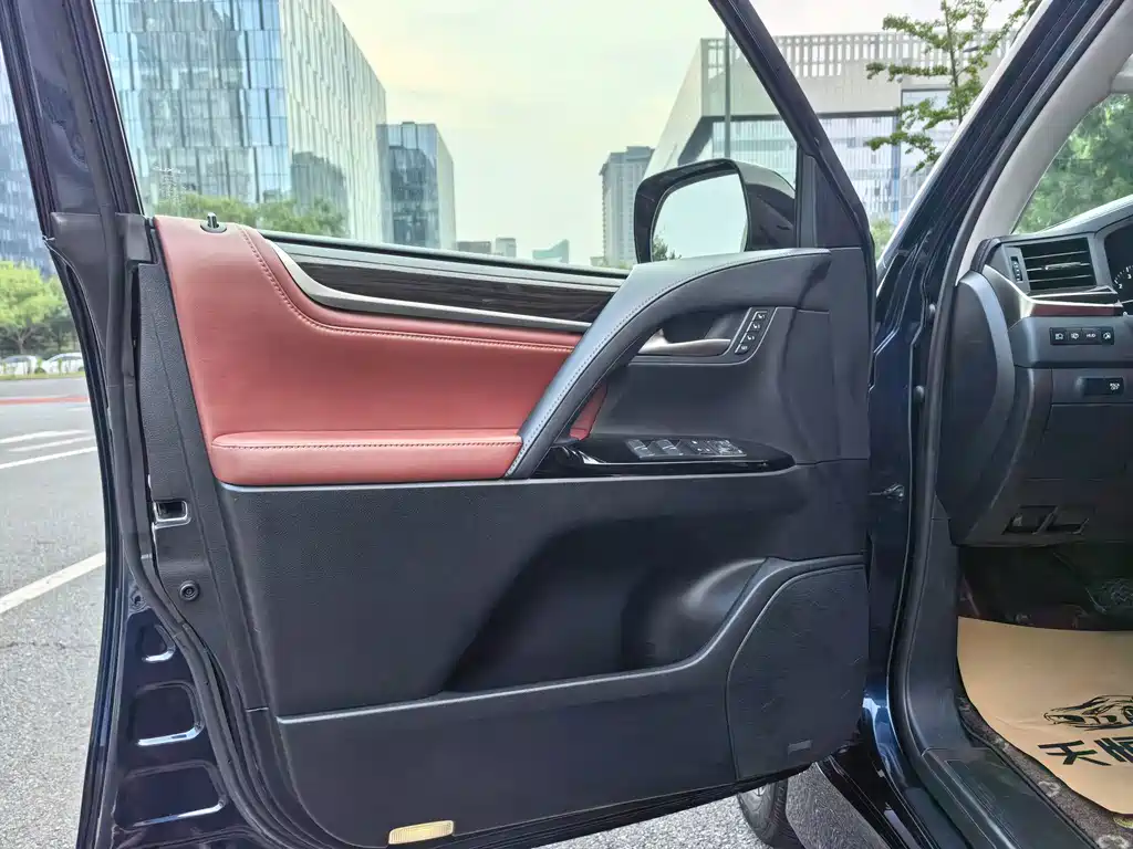 Lexus LX — фото 11