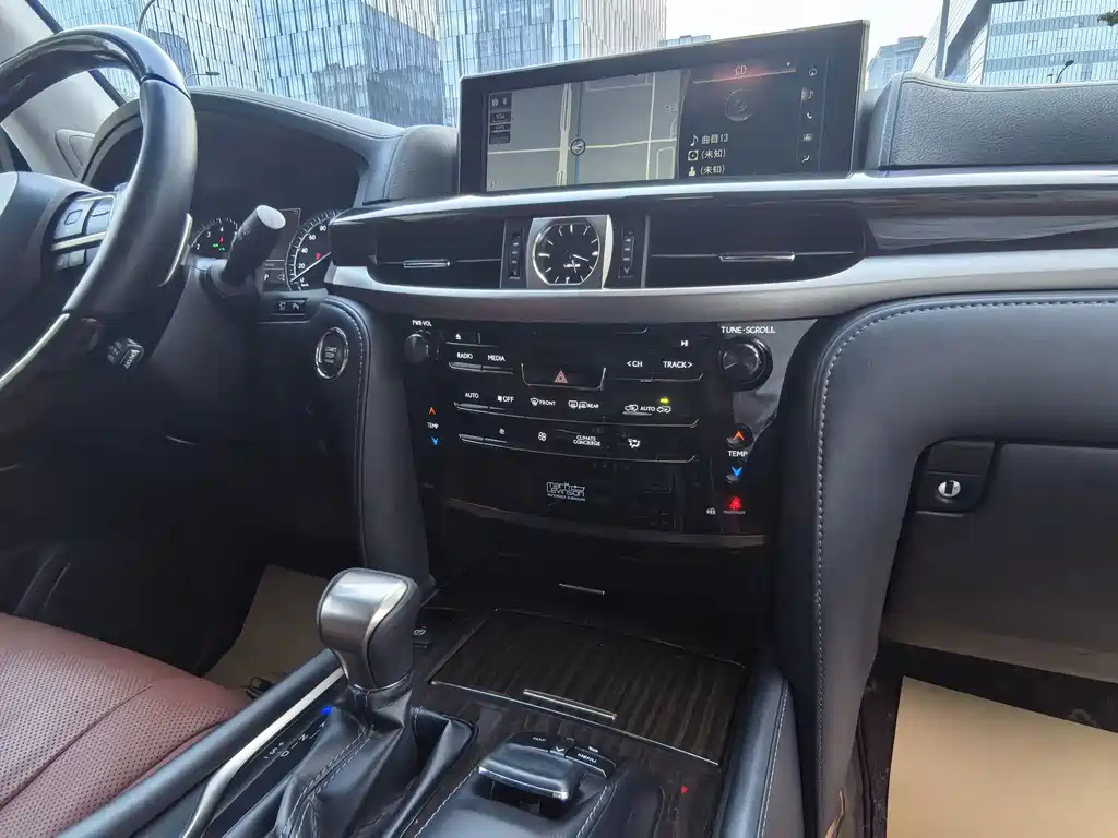 Lexus LX — фото 17
