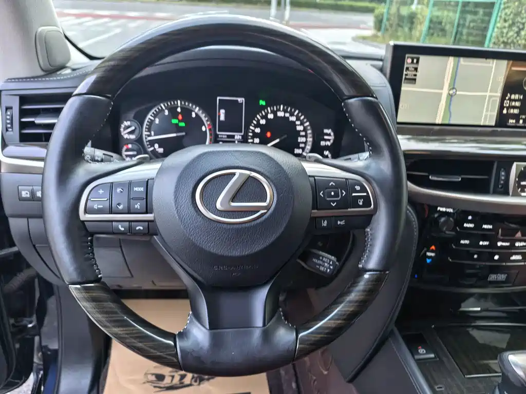 Lexus LX — фото 24