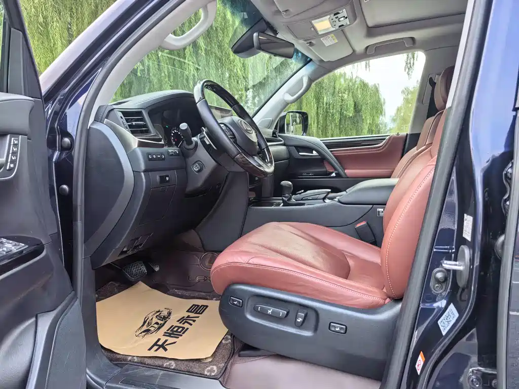Lexus LX — фото 8