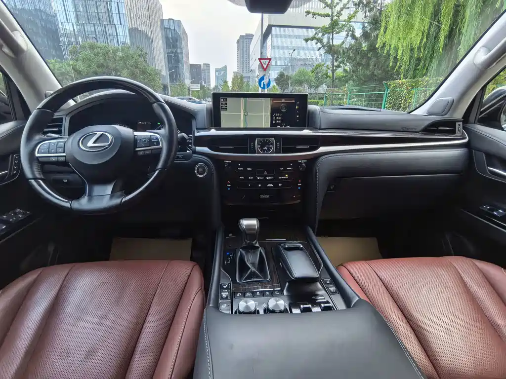 Lexus LX — фото 10