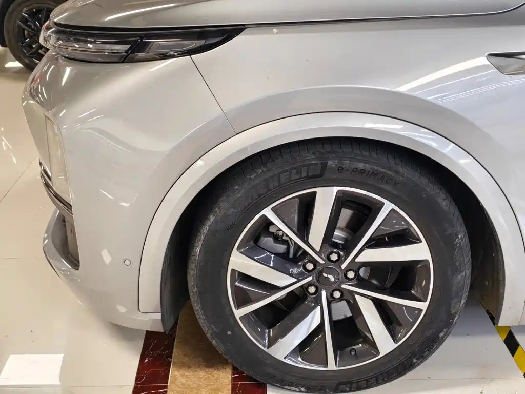 Li Auto Li L8 — фото 4