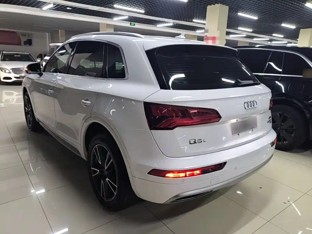 Audi Q5L — фото 5