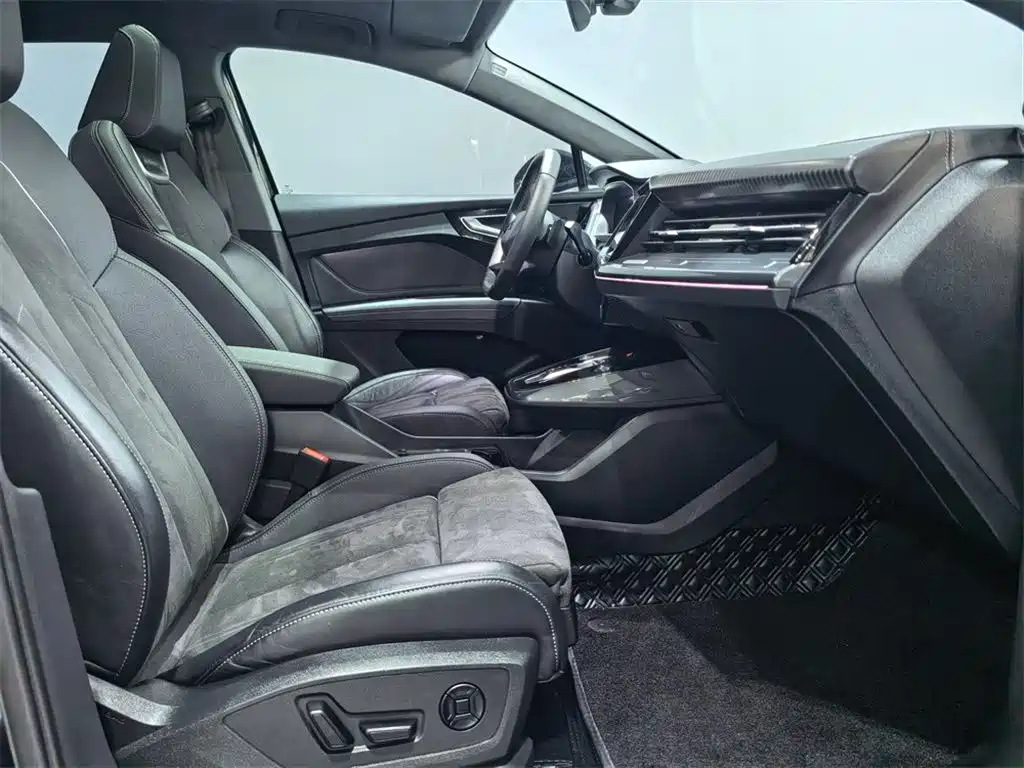 Audi Q4 e-tron — фото 11