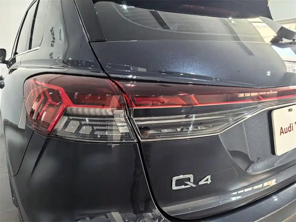 Audi Q4 e-tron — фото 13