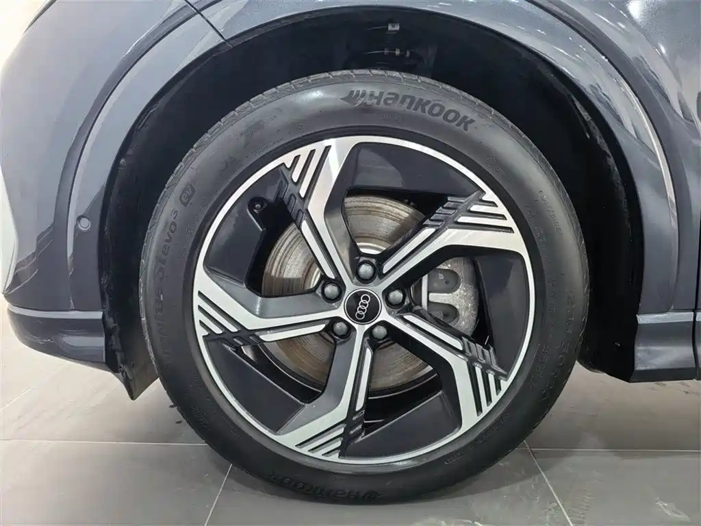 Audi Q4 e-tron — фото 14