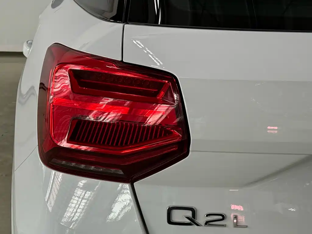 Audi Q2L — фото 11