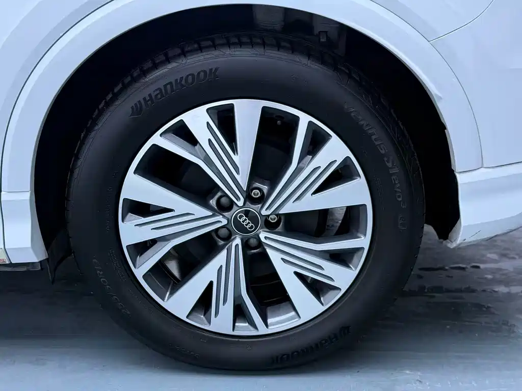 Audi Q4 e-tron — фото 17