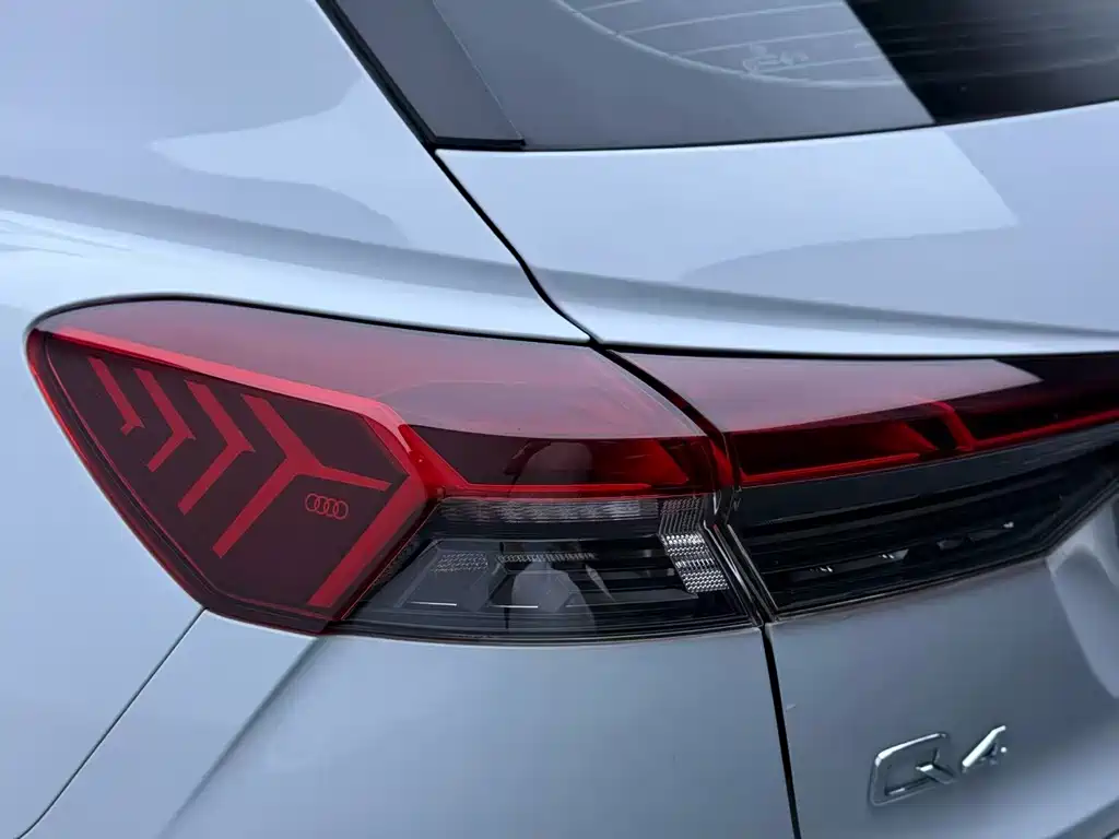 Audi Q4 e-tron — фото 18