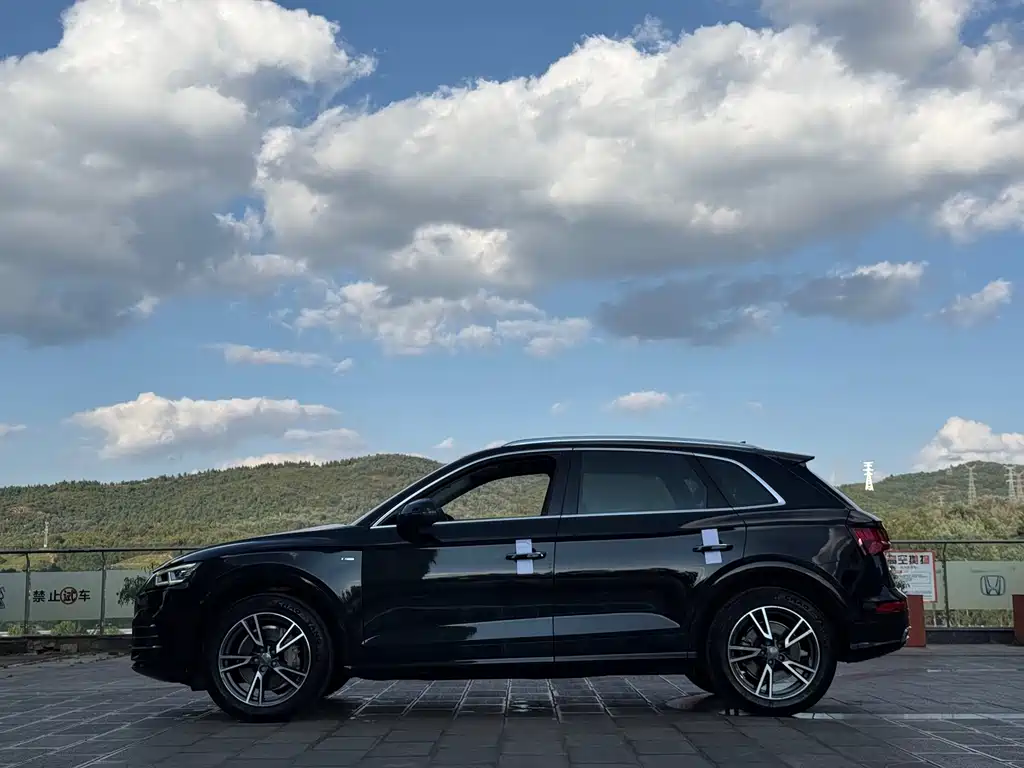 Audi Q5L — фото 10