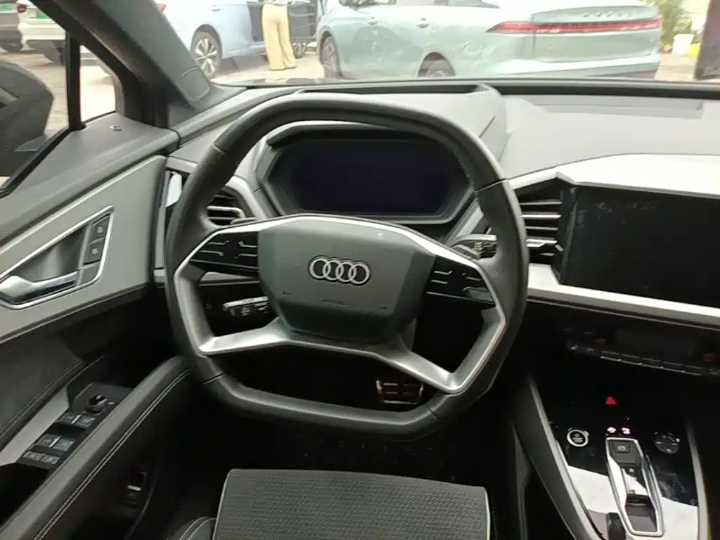 Audi Q5 e-tron — фото 11