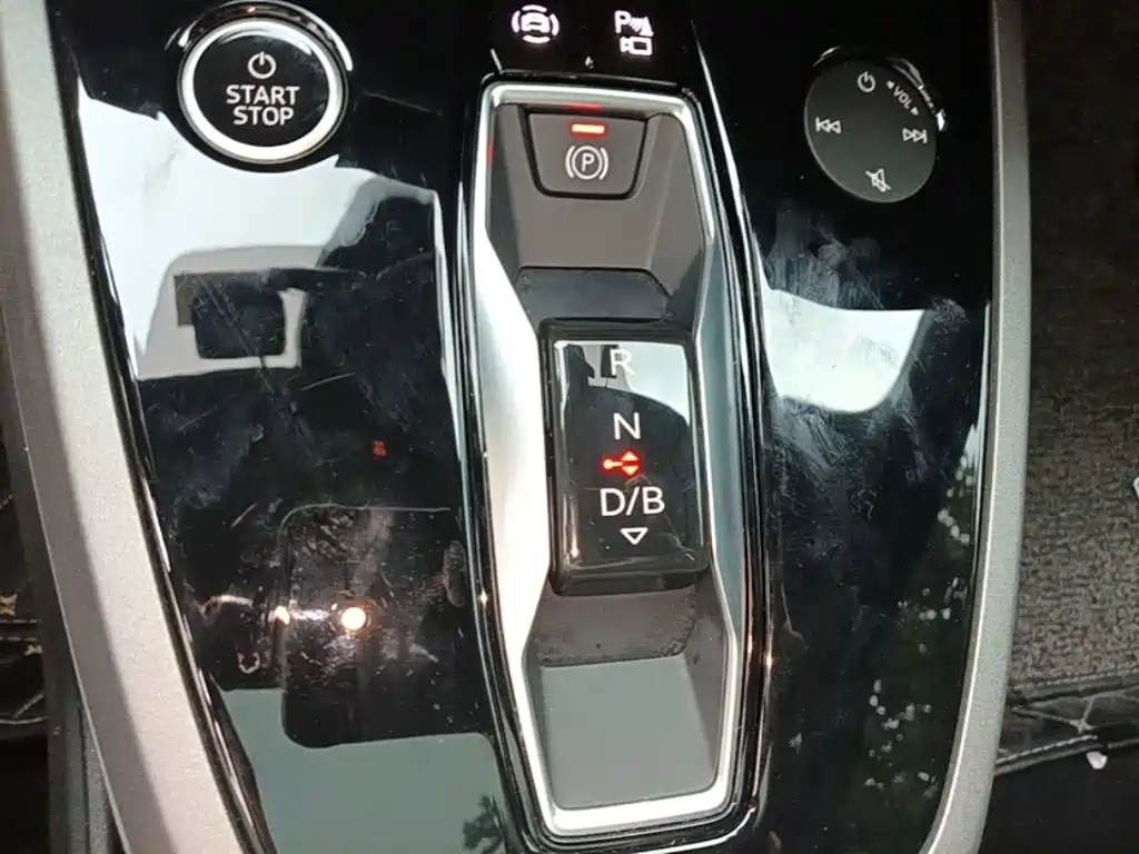 Audi Q5 e-tron — фото 14