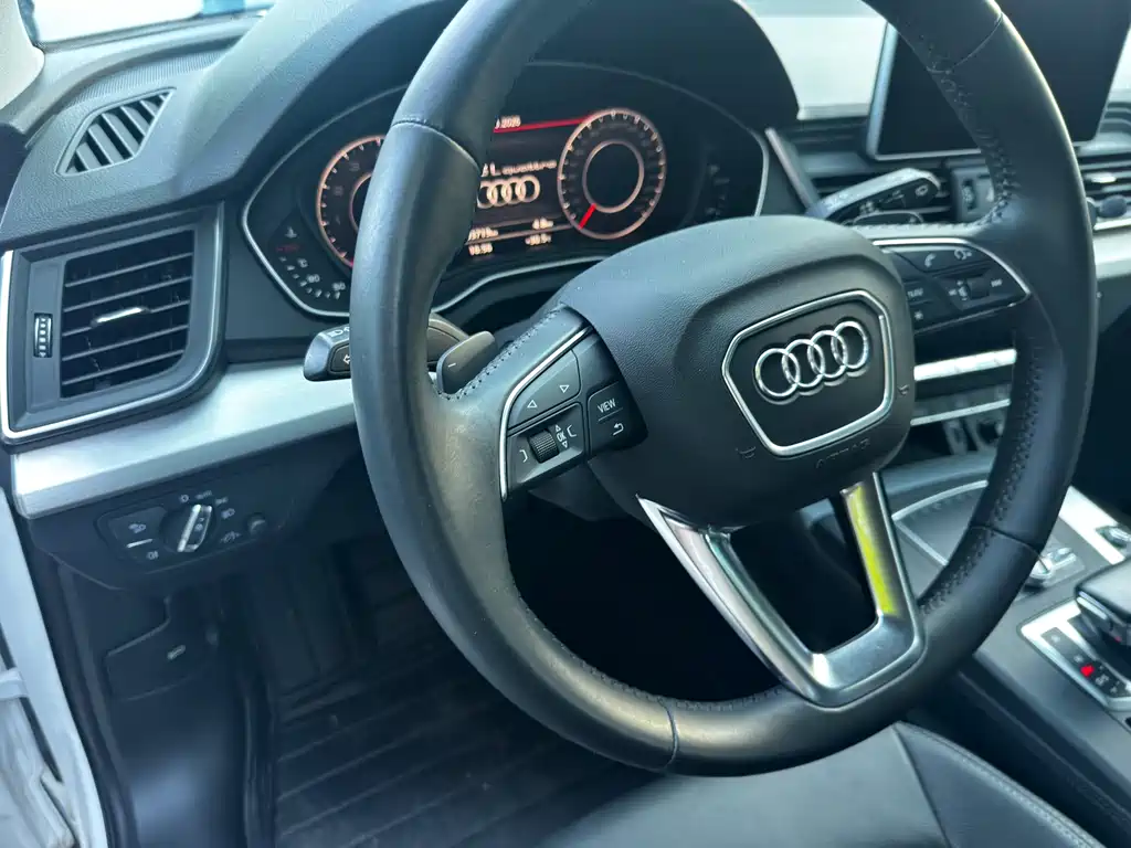 Audi Q5L — фото 14