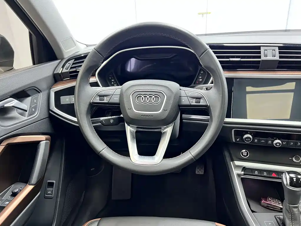 Audi Q3 — фото 10