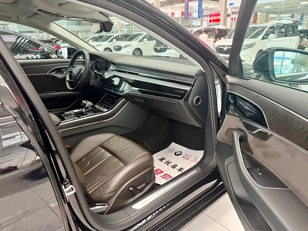 Audi A8 — фото 7