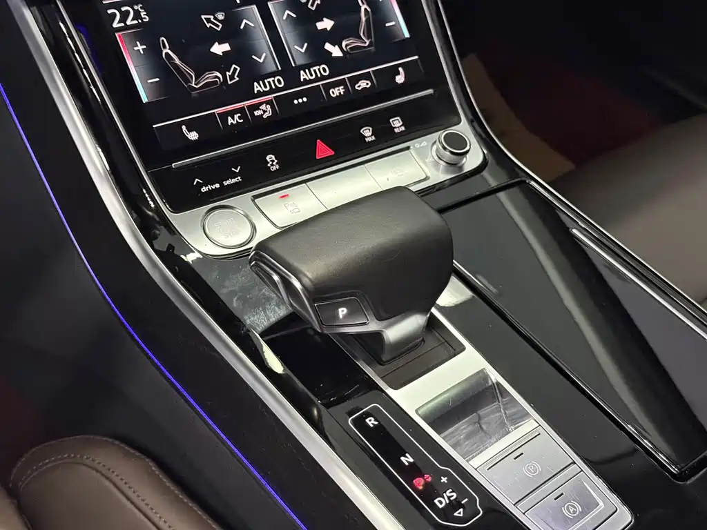 Audi A8 — фото 9
