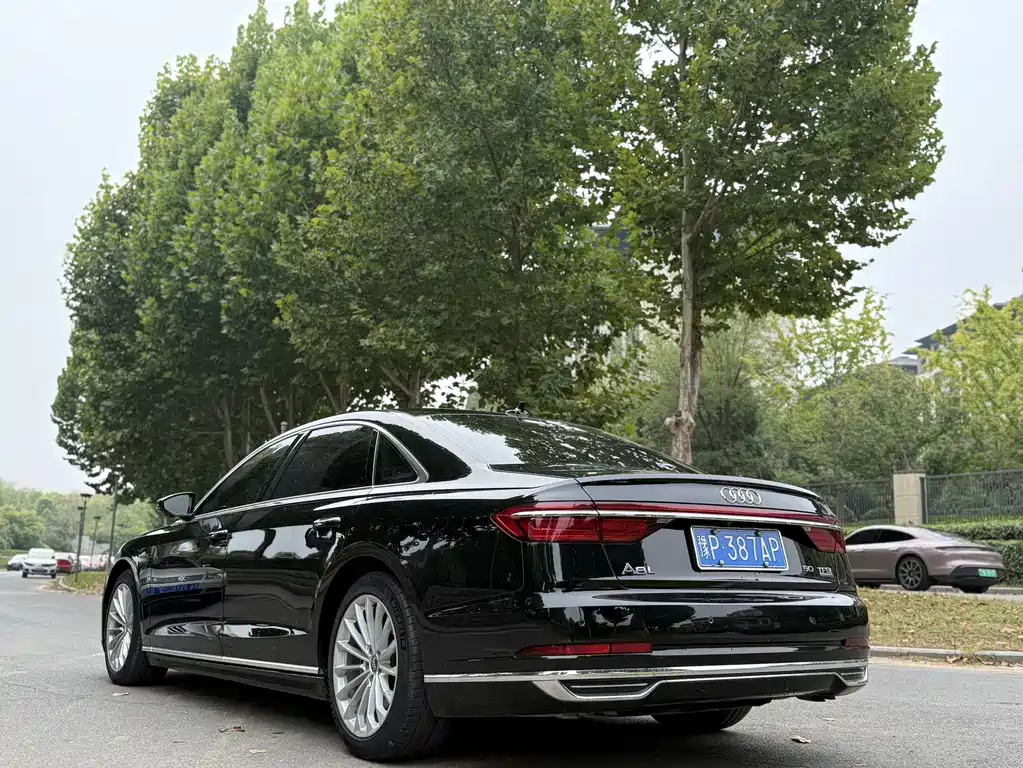 Audi A8 — фото 7