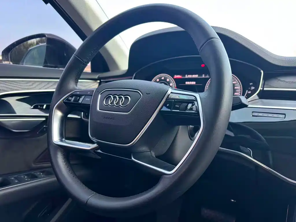 Audi A8 — фото 7
