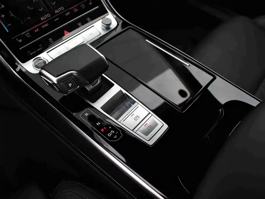 Audi A8 — фото 11