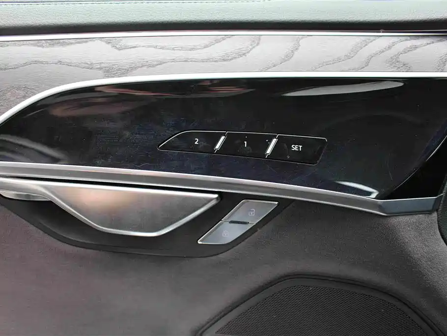 Audi A8 — фото 10