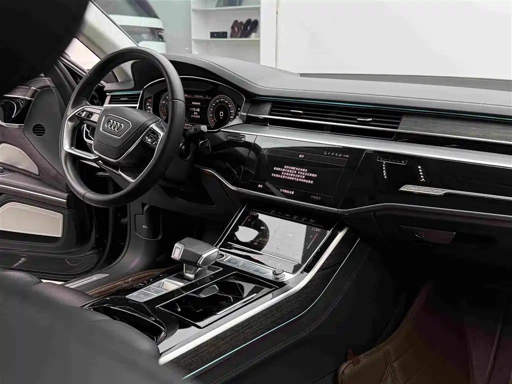 Audi A8 — фото 13