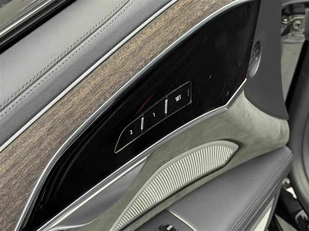Audi A8 — фото 7