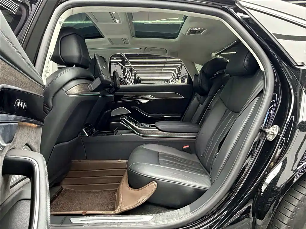 Audi A8 — фото 9