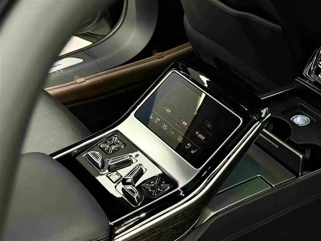 Audi A8 — фото 10