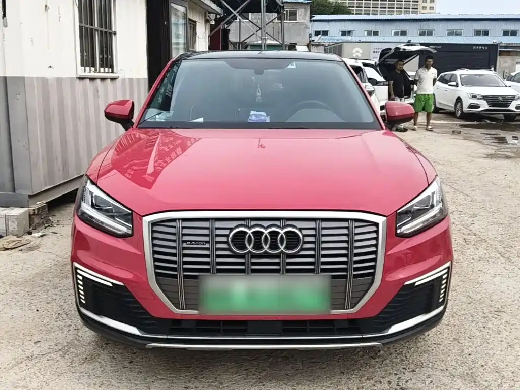 Audi Q2L e-tron — фото 3