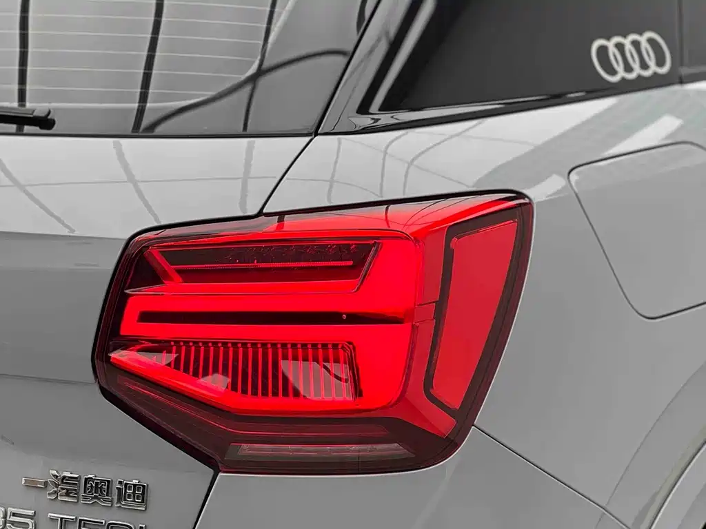 Audi Q2L — фото 6